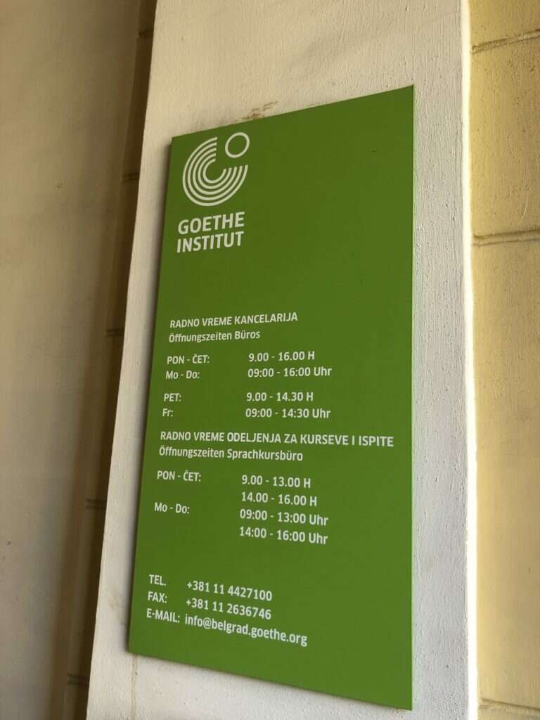 Znak koji se nalazi na zgradi Goethe instituta.