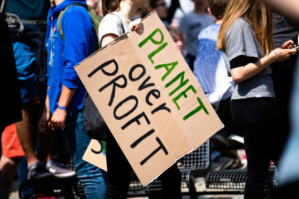 Na slici se nalaze ljudi koji protestuju zbog zagađenja životne sredine.